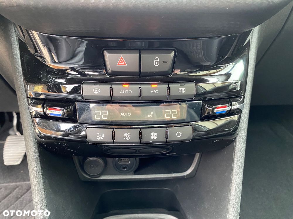Peugeot 2008 1.2 Pure Tech Allure S&S - 24
