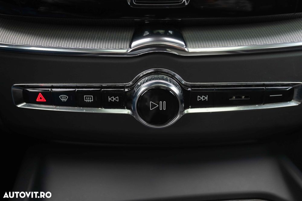 Volvo XC 60 B4 MHEV AT8 AWD R-Design - 33