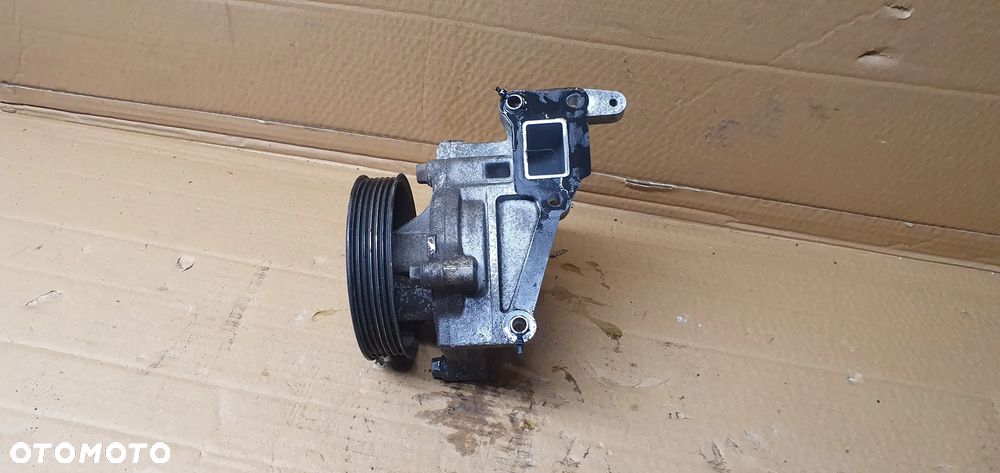 Pompa wody płynu koło pasowe Kia Sportage III 2.0 CRDI - 6