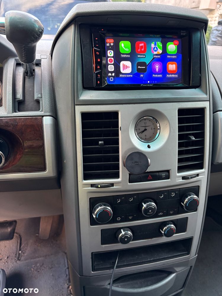 Chrysler Town & Country - 14
