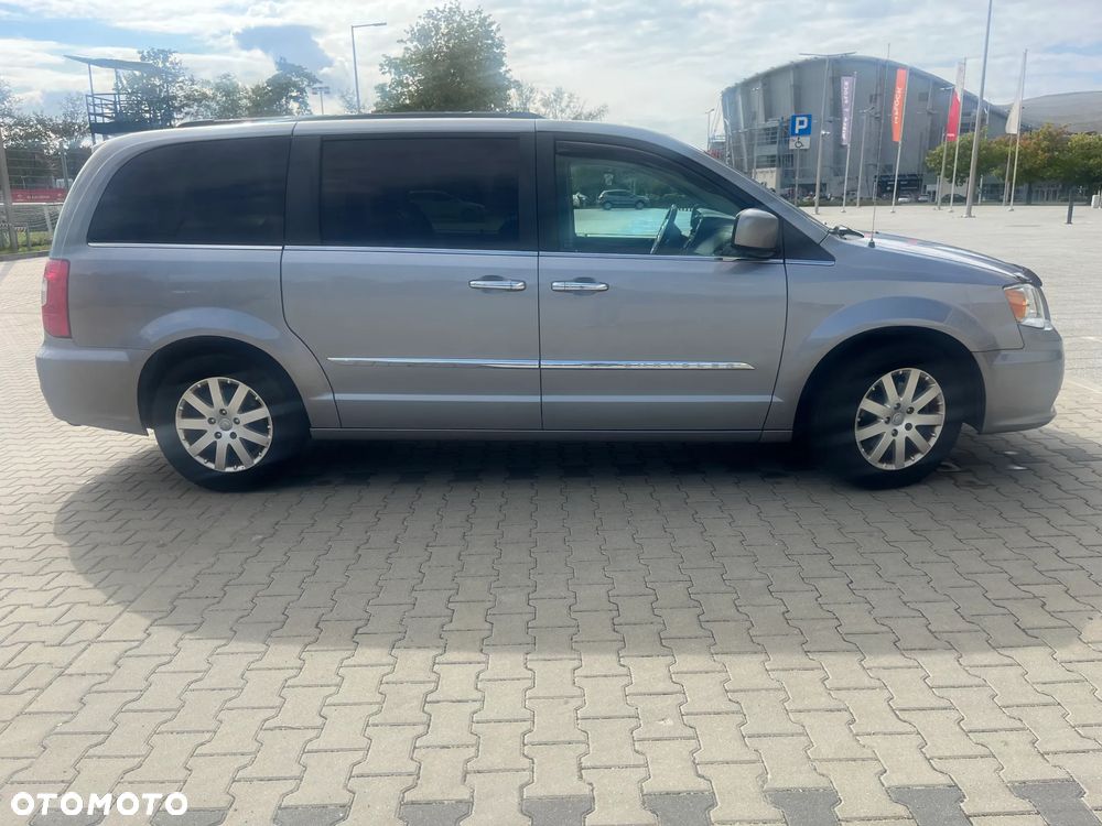 Chrysler Town & Country - 4