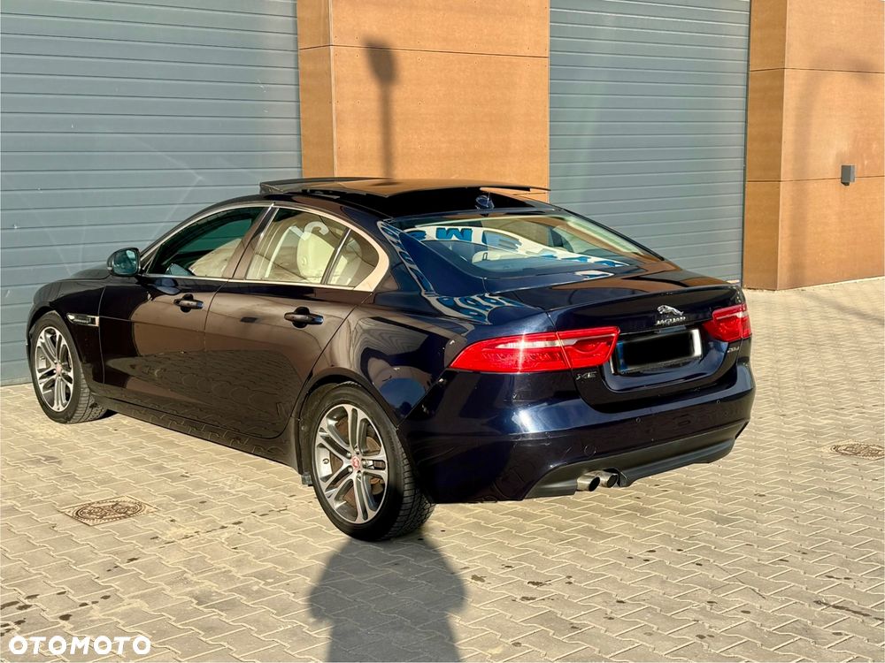 Jaguar XE 2.0 D Prestige - 4