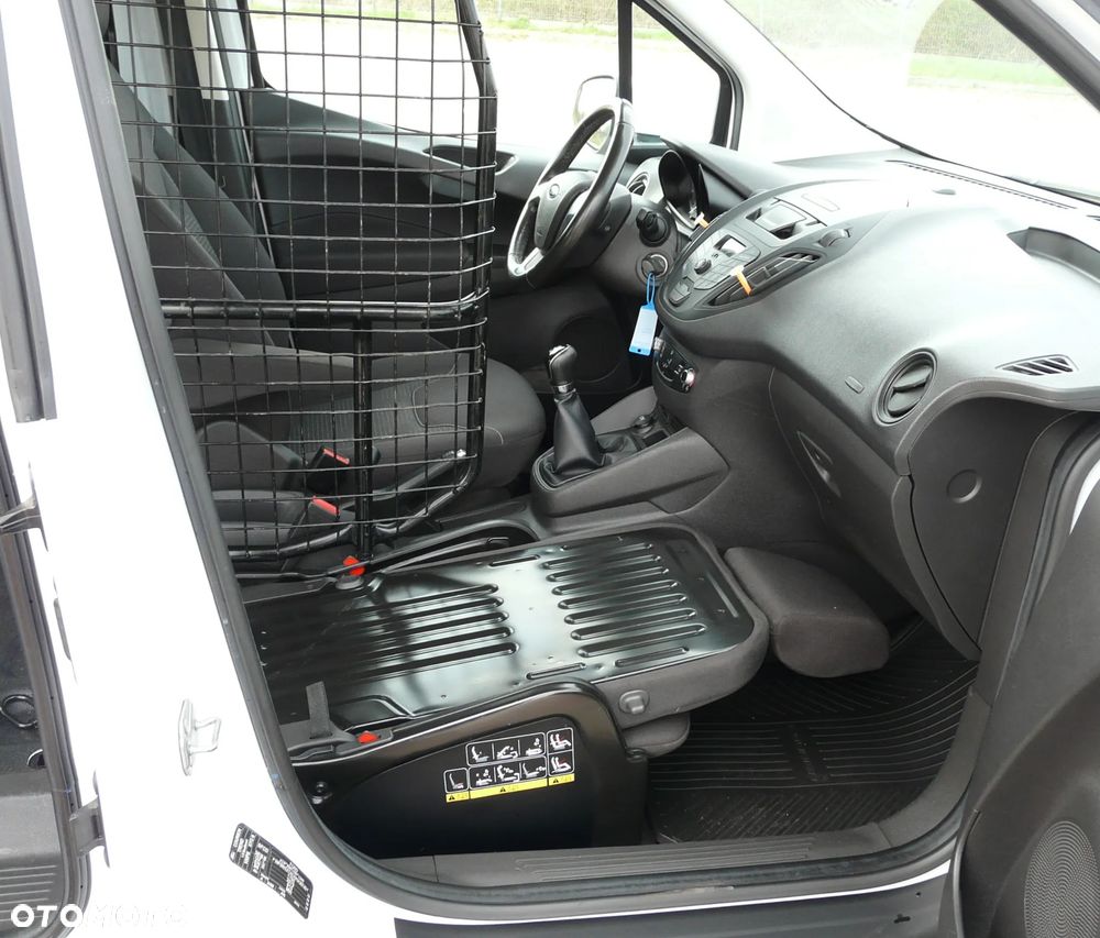 Ford Transit Courier - 17