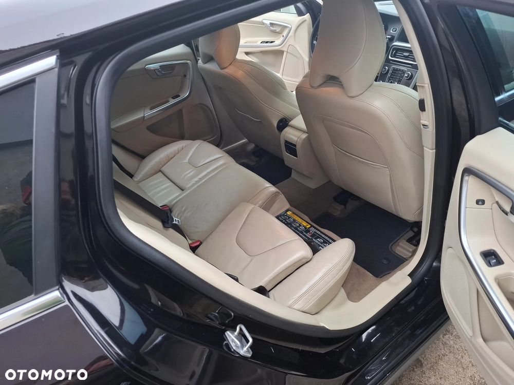 Volvo V60 D6 AWD Plug-in Hybrid R-Design Summum - 15