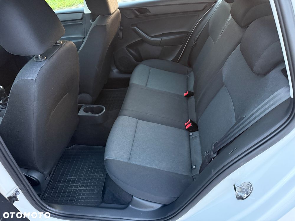 Skoda RAPID 1.2 MPI Active - 10