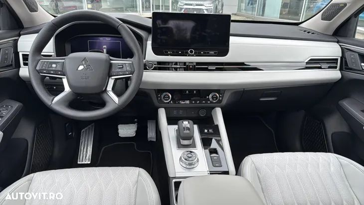 Mitsubishi Outlander 2.4 4WD Plug-In Hybrid Top - 13