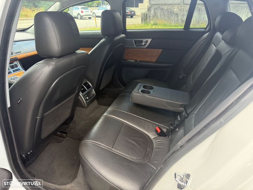 Jaguar XF Sportbrake 2.2 D Luxury - 8