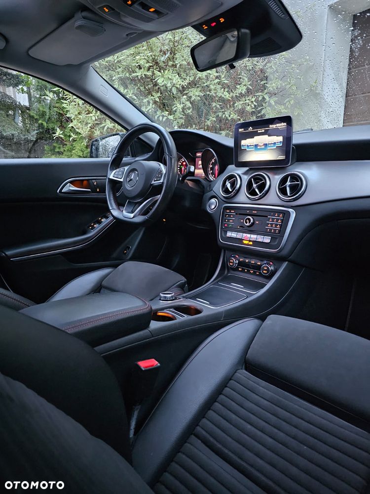 Mercedes-Benz CLA 220 4-Matic AMG Line - 11