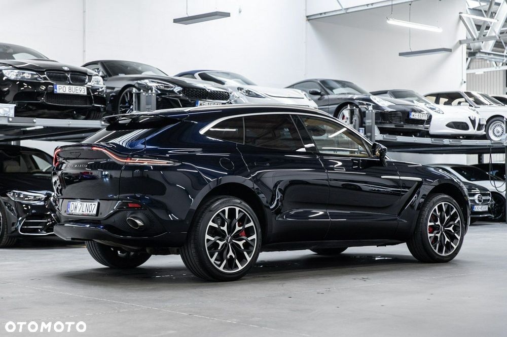 Aston Martin DBX - 11