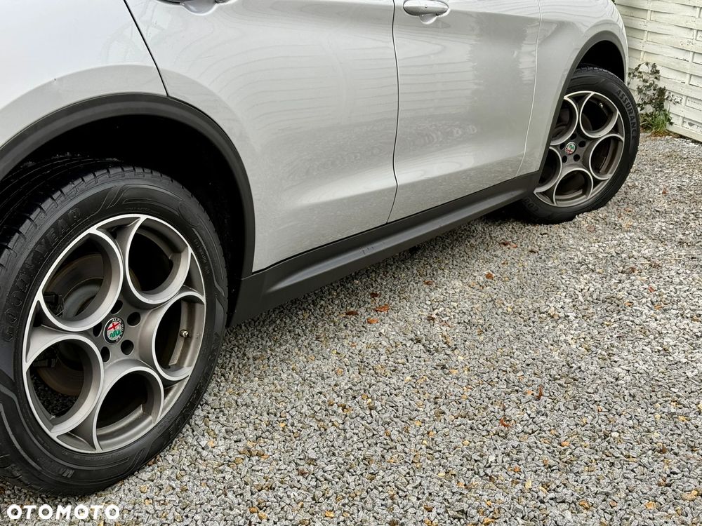 Alfa Romeo Stelvio 2.0 Turbo 16V AT8-Q4 Veloce Ti - 29