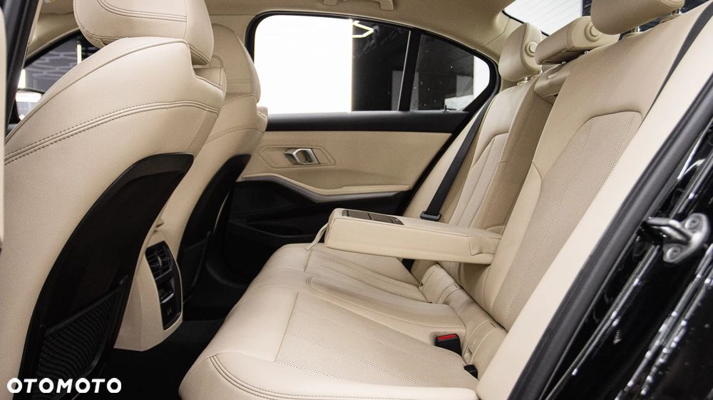 BMW Seria 3 318i Sport - 17