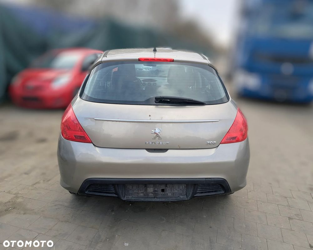 Peugeot 308 2011 1.2 benzyna - Oferuję Peugeot 308 z 2011 roku z silnikiem 1.2 benzyna. Pojazd przeznaczony wyłącznie na części.  Samochód nie jest oferowany jako pojazd do jazdy ani do rejestracji. Sprzedaż dotyczy poszczególnych części i podzespołów.  Silnik uszkodzony. Auto kompletne – wiele elementów w dobrym stanie.  Dane podstawowe pojazdu Marka: Peugeot Model: 308 Rok produkcji: 2011 Silnik: 1.2 benzyna Skrzynia biegów: manualna Nadwozie: hatchback Kolor: czarny Dostępne części (przykładowo): elementy karoserii (drzwi, maska, zderzak) reflektory i lampy skrzynia biegów zawieszenie wnętrze moduły i elektronika układ hamulcowy inne części – zapytaj o dostępność Informacje dodatkowe Sprzedaż części pojedynczych Silnik uszkodzony Cena zależna od wybranej części Możliwa wysyłka lub odbiór osobisty Kontakt przez wiadomość lub telefonauto na części - 8