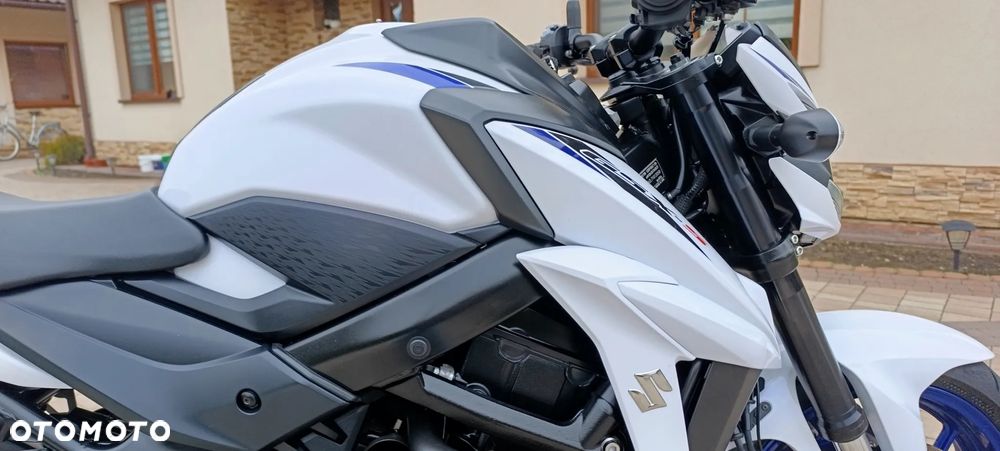 Suzuki GSX - 27