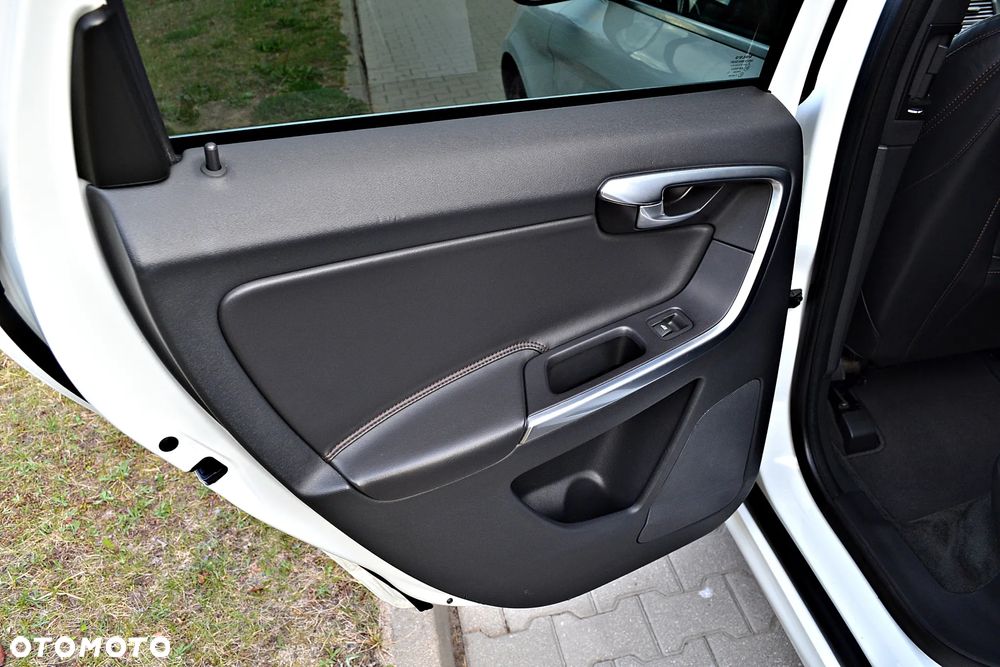 Volvo XC 60 D5 AWD Geartronic Summum - 28