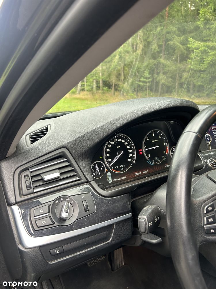 BMW Seria 5 525d xDrive - 29
