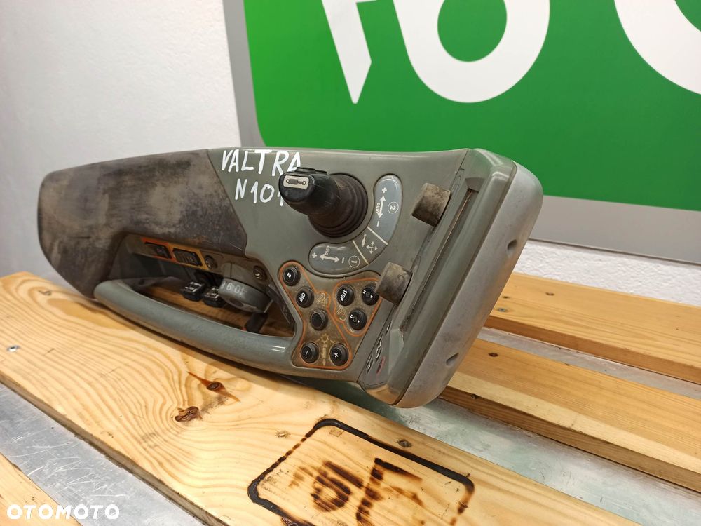 Podłokietnik Valtra N 163  (104015097) - 2