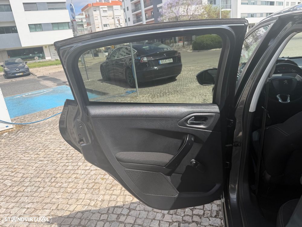 Peugeot 208 1.2 PureTech Style - 19