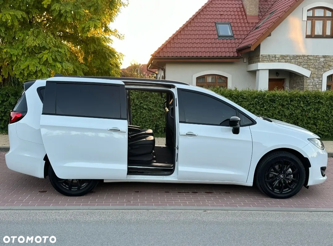 Chrysler Pacifica - 17