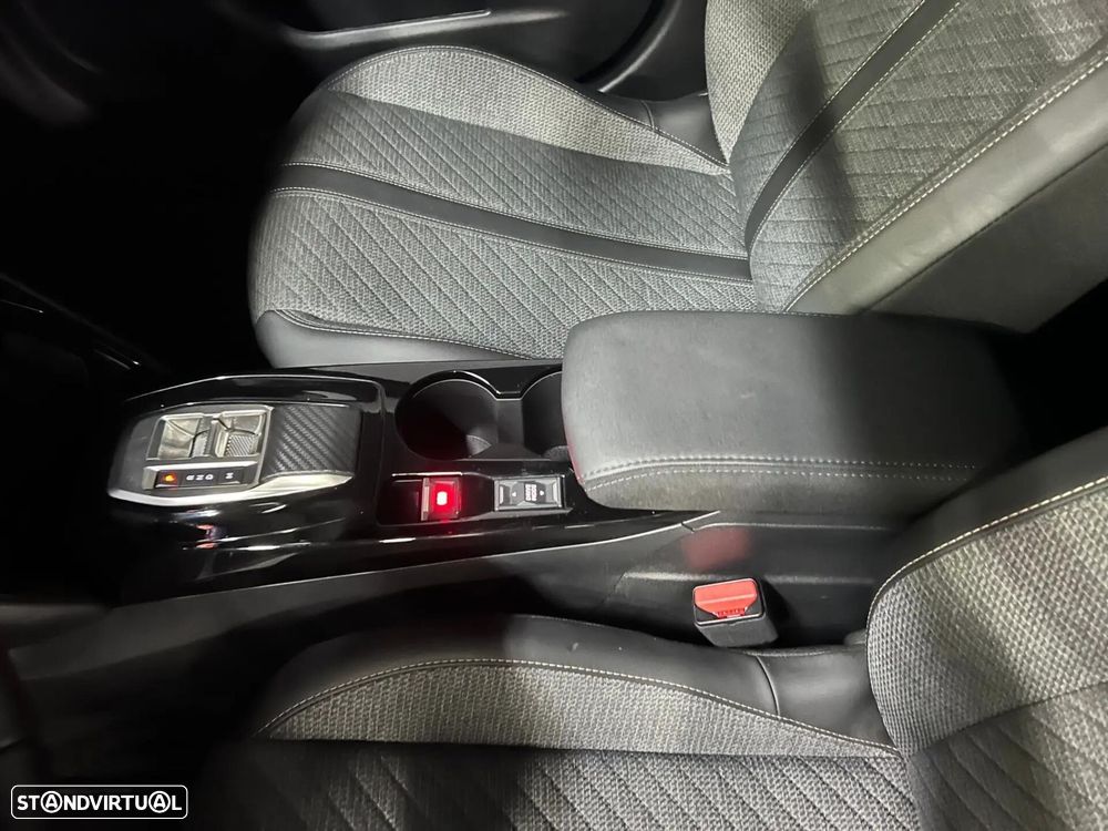 Peugeot 2008 1.2 PureTech Allure Pack EAT8 - 16