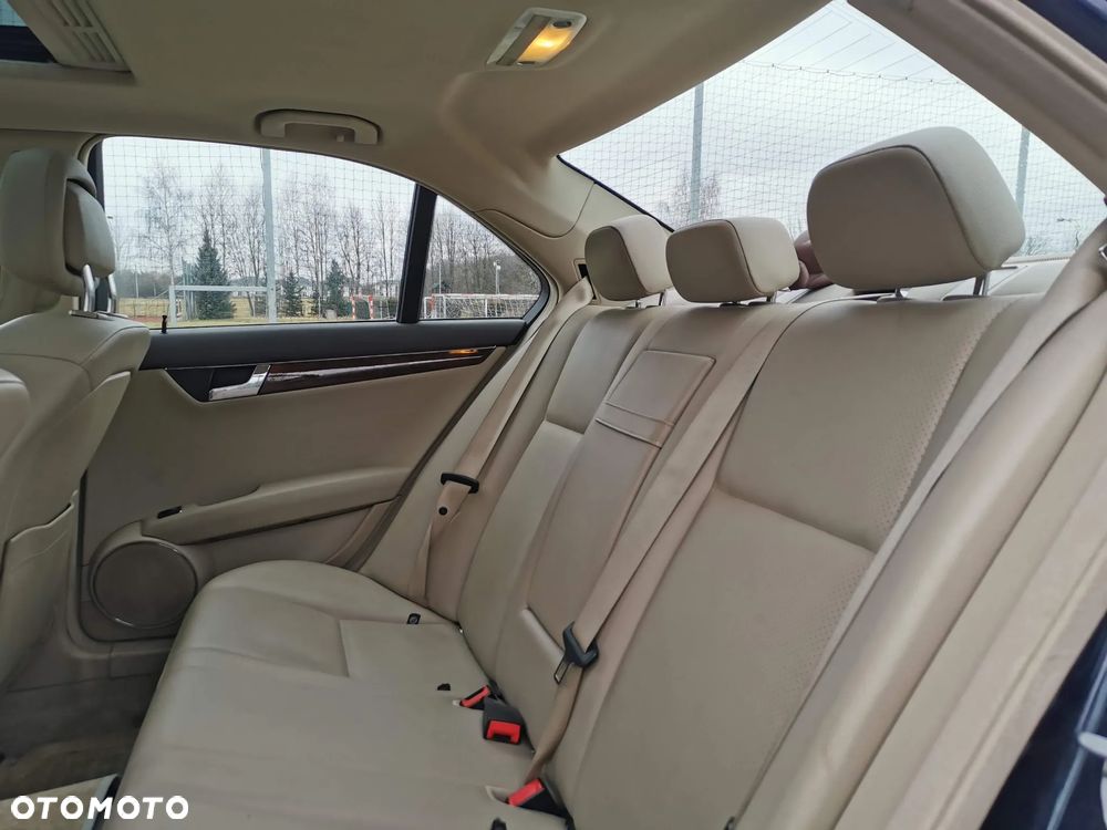 Mercedes-Benz Klasa C 300 4Matic 7G-TRONIC Avantgarde - 33