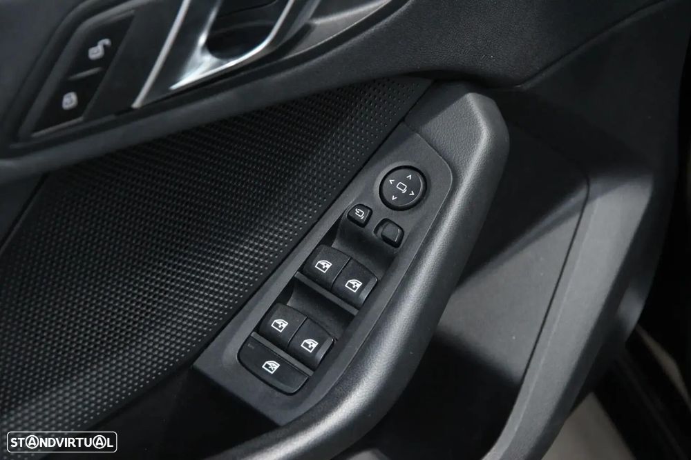 BMW 116 i Advantage — fotografia 4