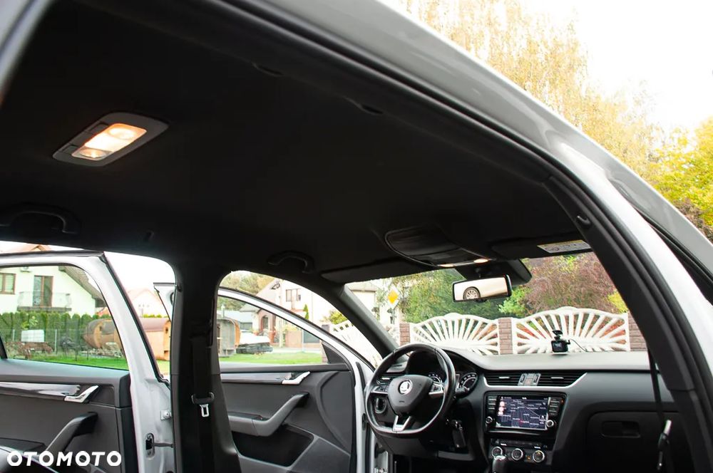Skoda Octavia Combi 2.0 TDI DSG RS - 30