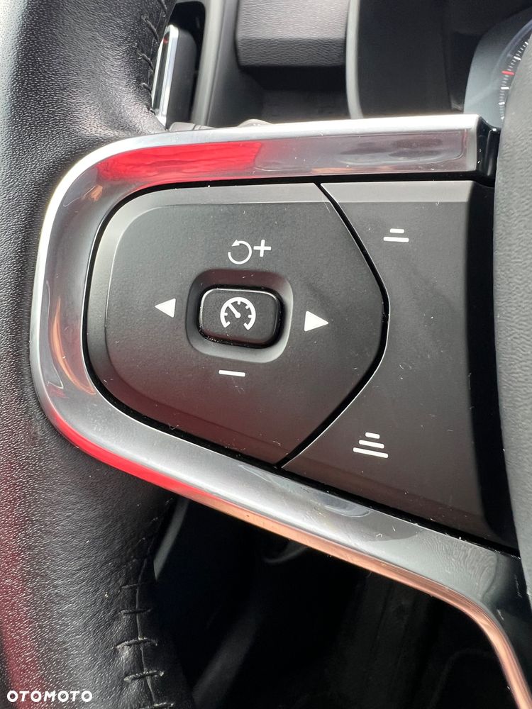 Volvo XC 40 T3 Geartronic Momentum Pro - 27