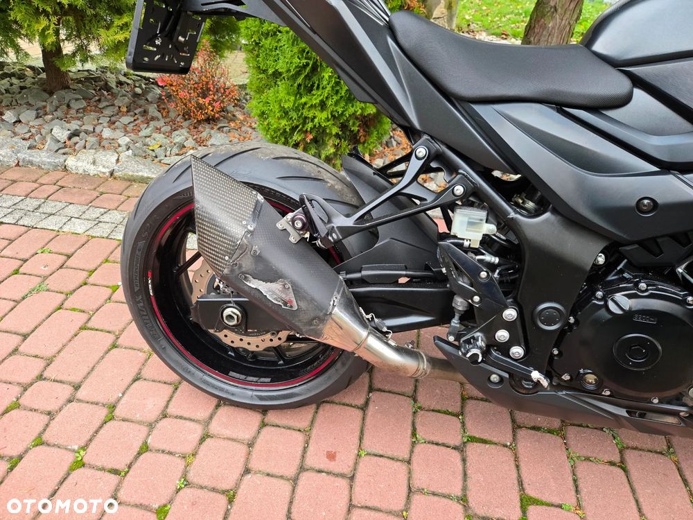 Suzuki GSX - 24