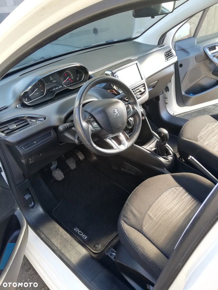 Peugeot 208 - 11
