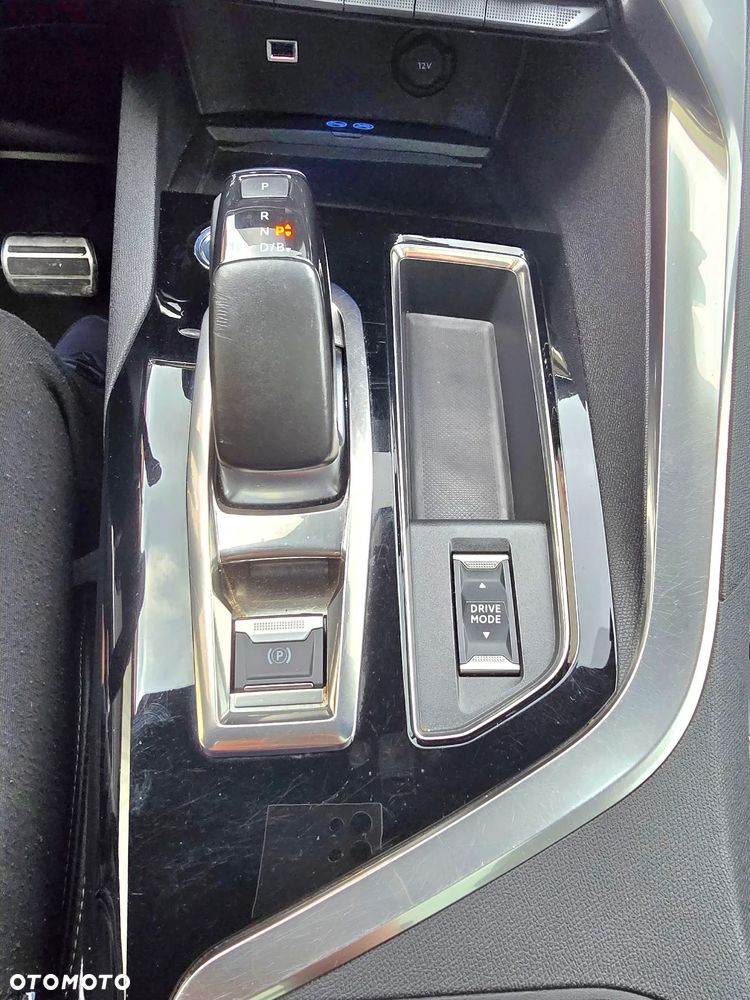 Peugeot 3008 1.6 PureTech HYbrid GT Line S&S EAT8 - 27