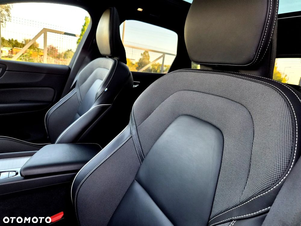 Volvo XC 60 B4 D Plus Dark - 26