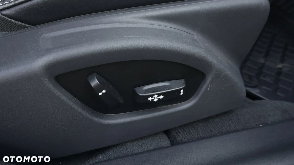 Volvo V60 D6 AWD Plug-in Hybrid R-Design Summum - 29