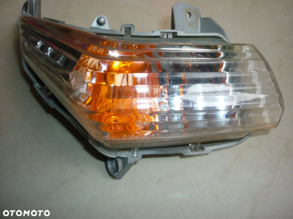 Osłona lampy prawa kierunkowskaz Suzuki GSR 600 - 8