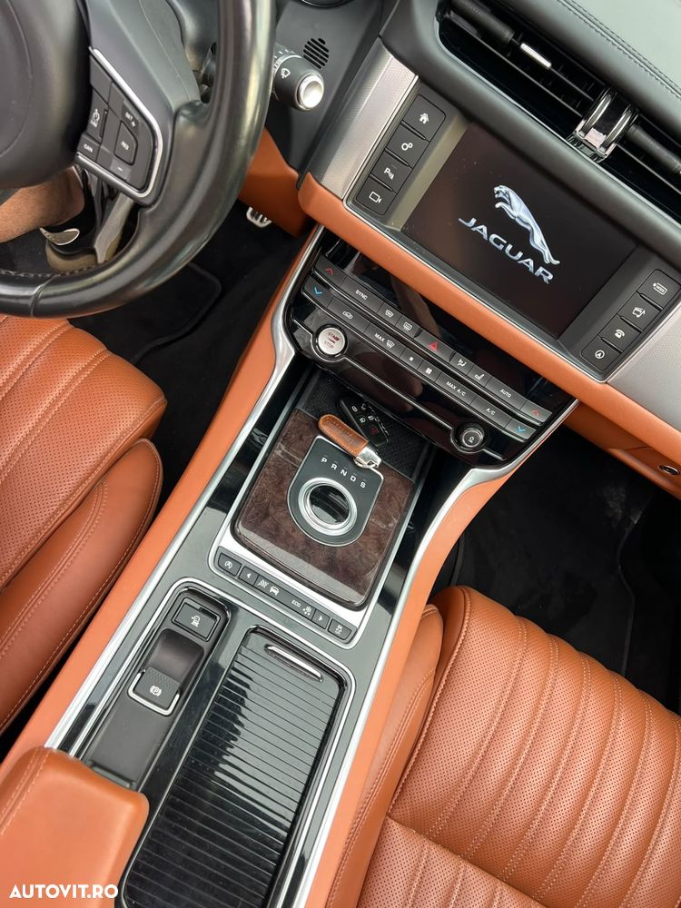 Jaguar XF 20d AWD Portfolio - 3