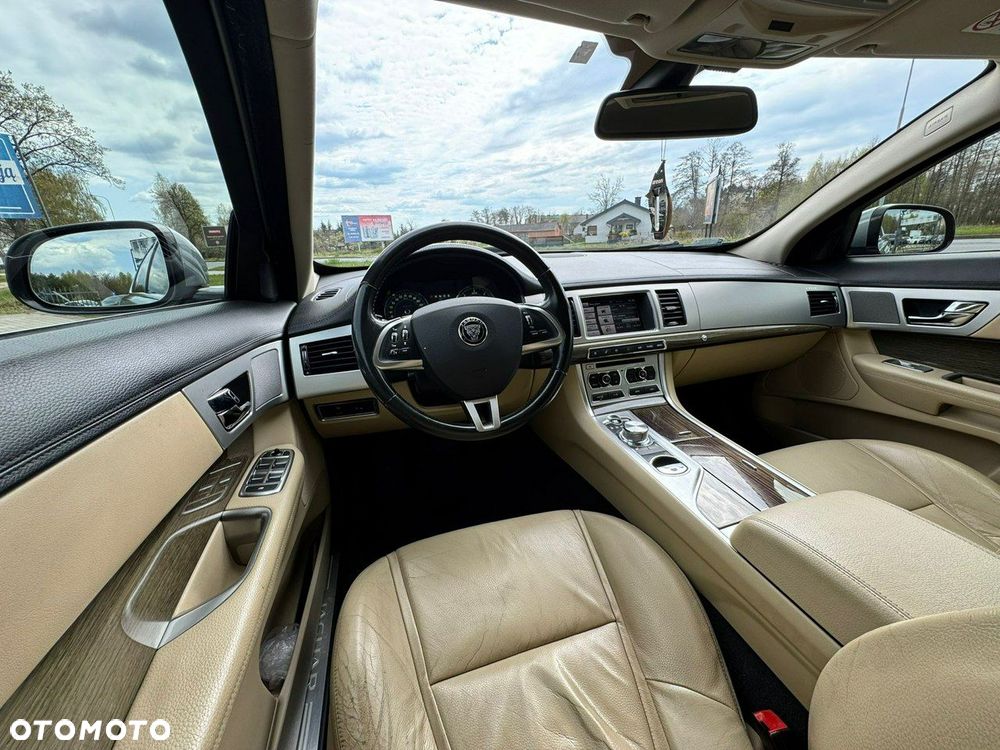 Jaguar XF 2.2 D Luxury - 23