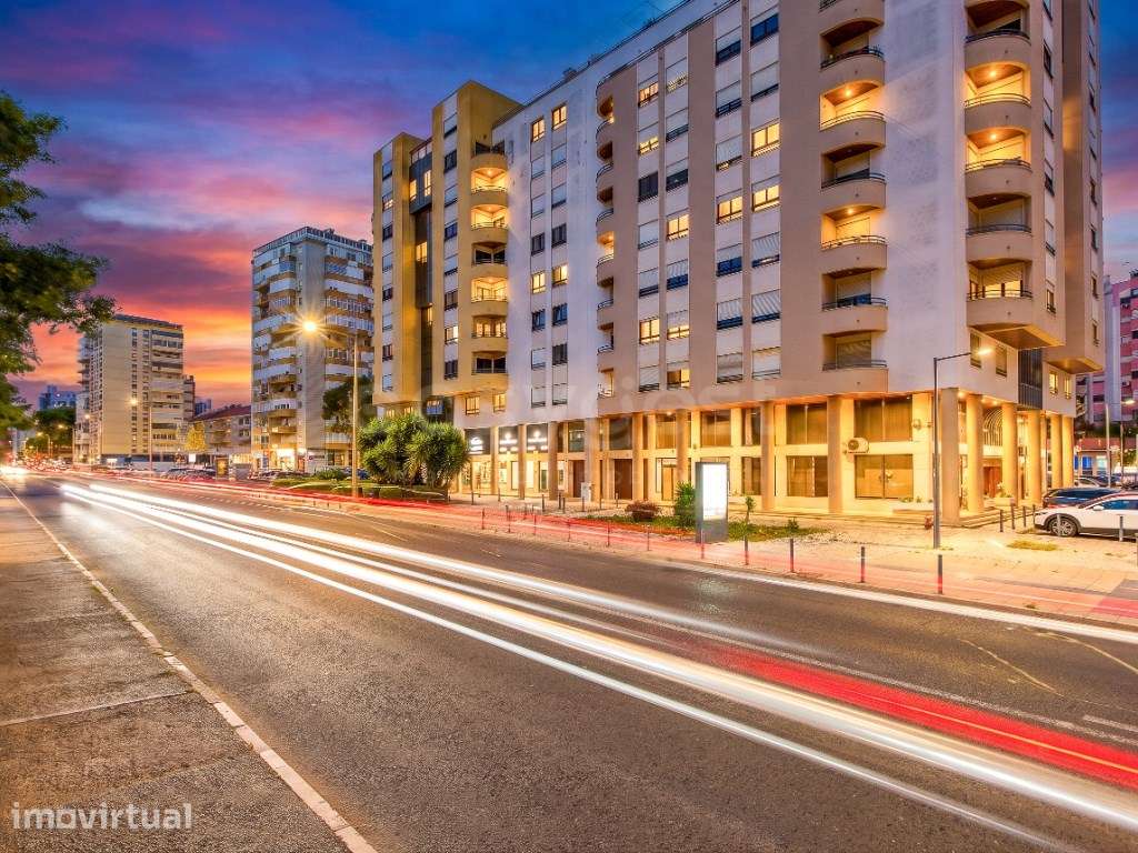 Grande T4 com dois estacionamentos na Estrada da Luz em Lisboa - Grande imagem: 3/52