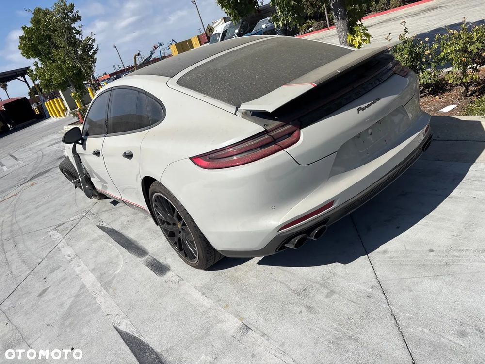 Porsche Panamera - 16