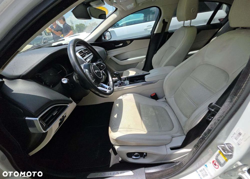 Jaguar XE P250 R-Dynamic SE - 8