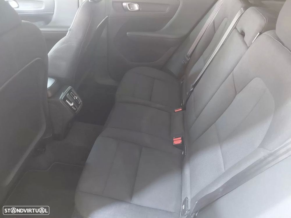 Volvo XC 40 1.5 T3 Momentum Tech Edition - 24