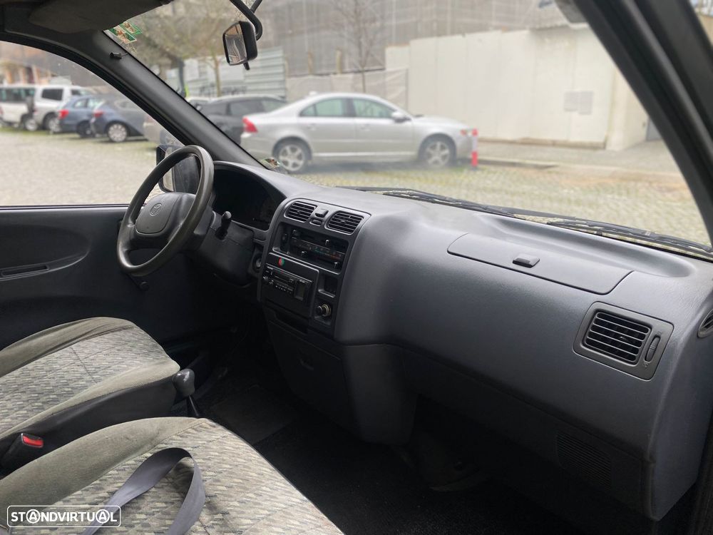 Toyota HiAce 2.4 D LH102L - 19