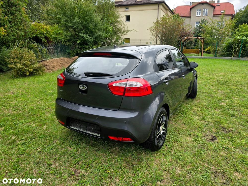 Kia Rio 1.2 Fifa World Cup Edition - 4