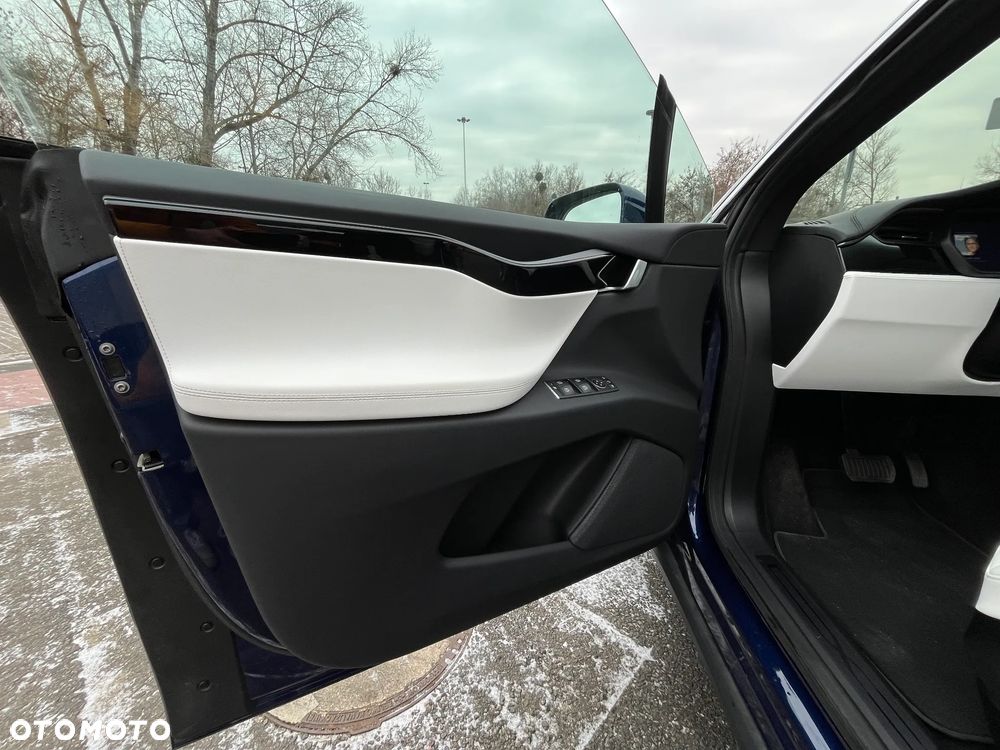 Tesla Model X 75 D - 21