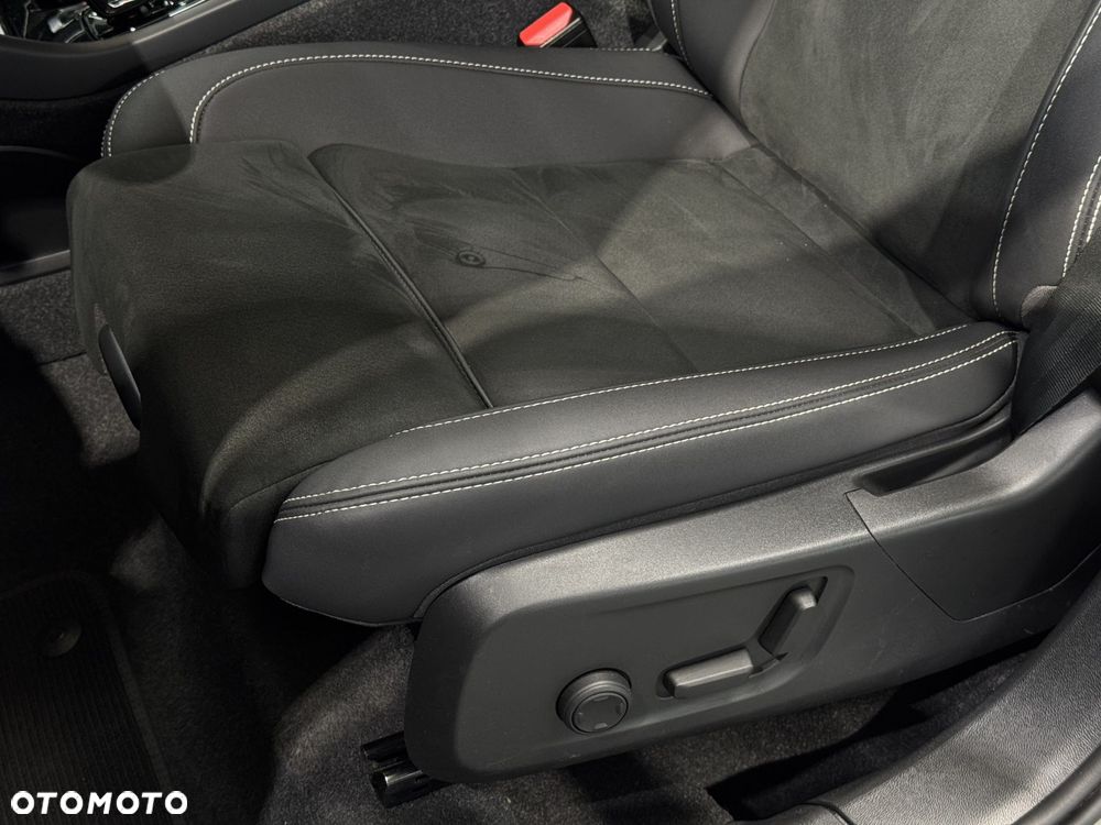 Volvo XC 40 B4 Plus Dark - 14