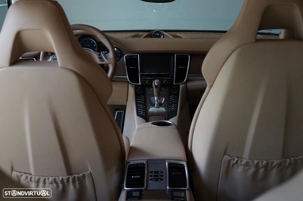 Porsche Panamera Turbo PDK - 22