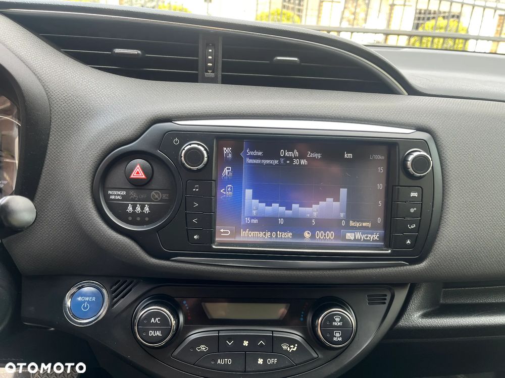 Toyota Yaris Hybrid 100 Premium - 11