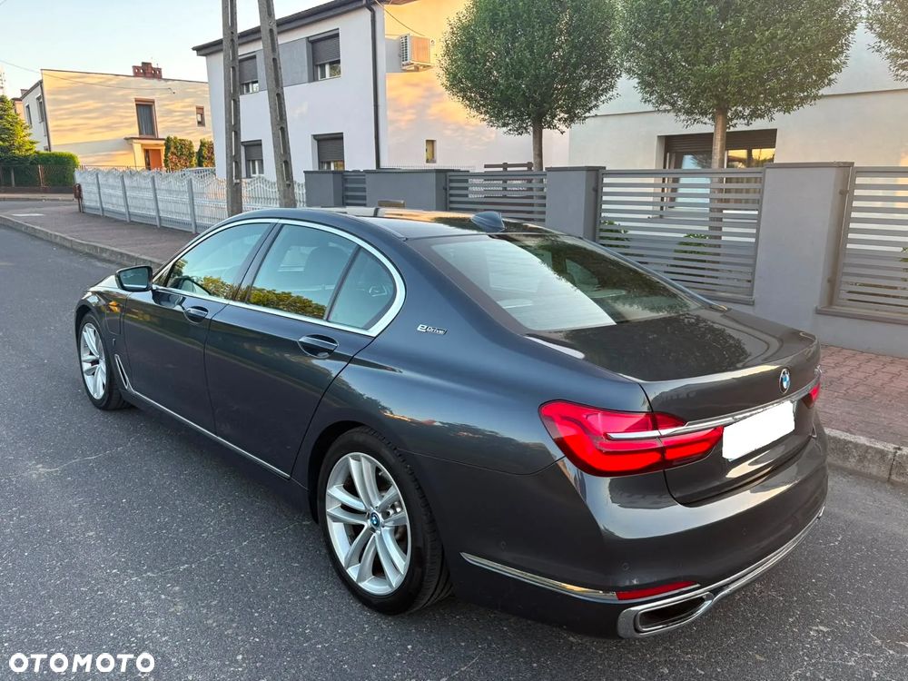 BMW Seria 7 740e iPerformance - 34