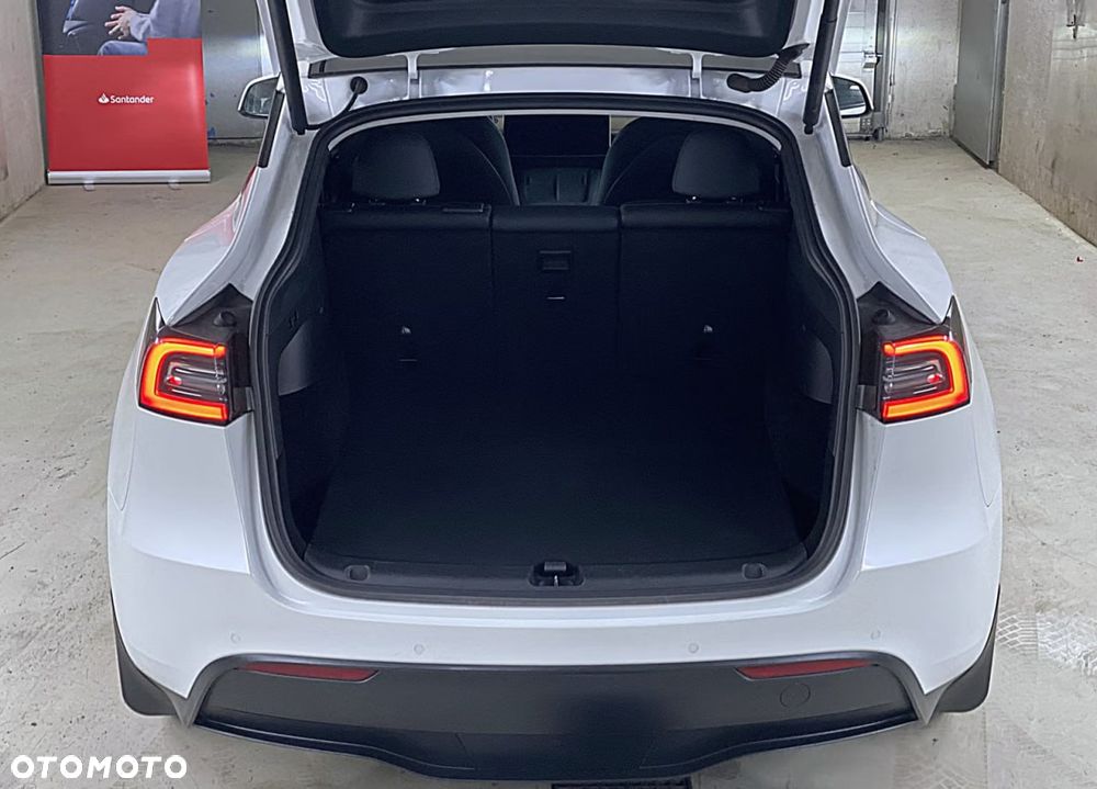 Tesla Model Y Long Range AWD - 4
