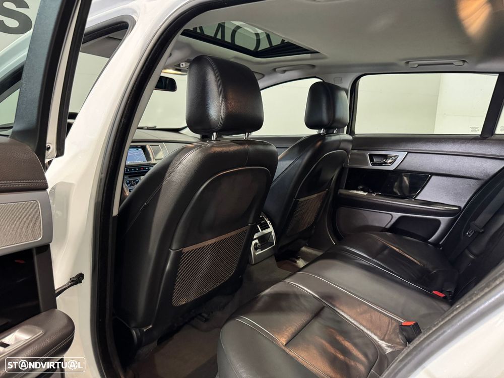 Jaguar XF Sportbrake 2.2 D R-Sport - 44