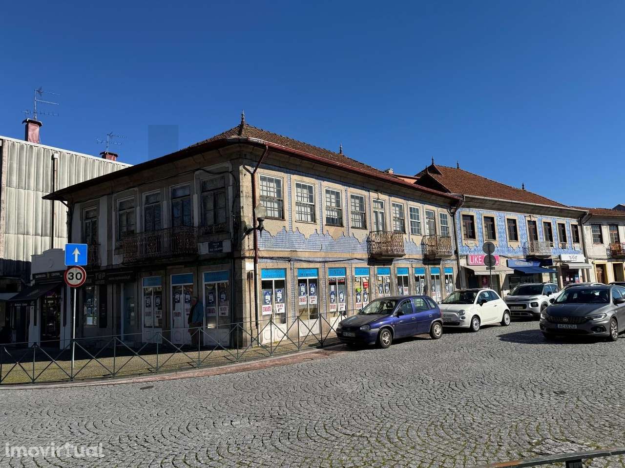 Prédio, de Gaveto, composto por Loja - 2 apartamentos - com 396,45 m2 - Grande imagem: 2/31