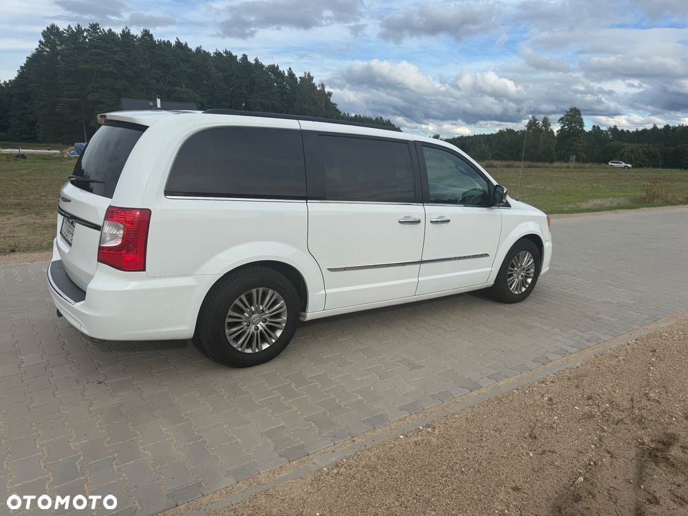 Chrysler Town & Country - 8